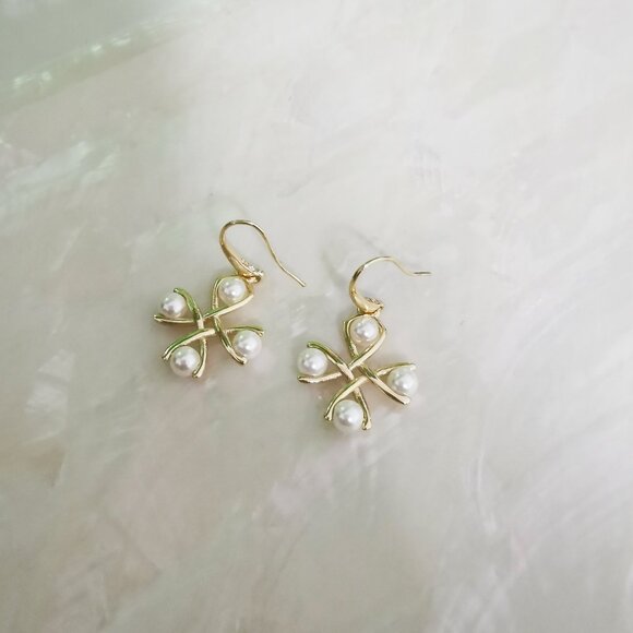 Kendra Scott • Everleigh Gold Pearl Drop Earrings - Picture 3 of 4
